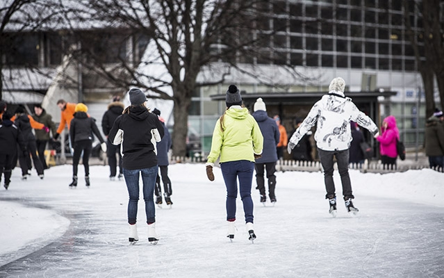 Laskiaistiistaina ulkoiltiin Kupittaan luistelumadolla