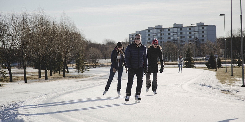 Laskiaistapahtumassa ulkoiltiin kevätauringossa